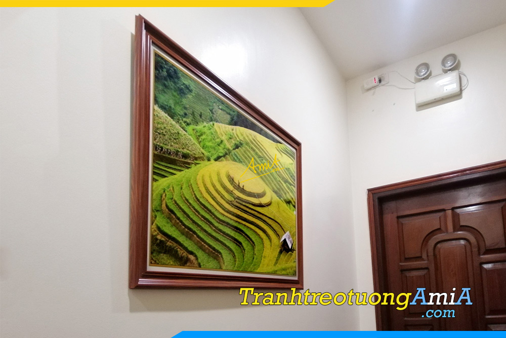Hình ảnh Tranh phong cảnh quê hương Việt Nam treo gần cửa ra vào đẹp